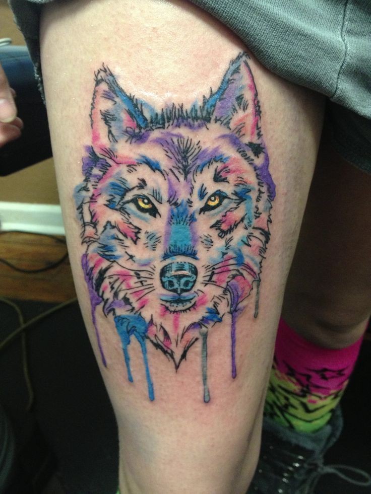 Tatuaggio colorato sulla gamba il lupo