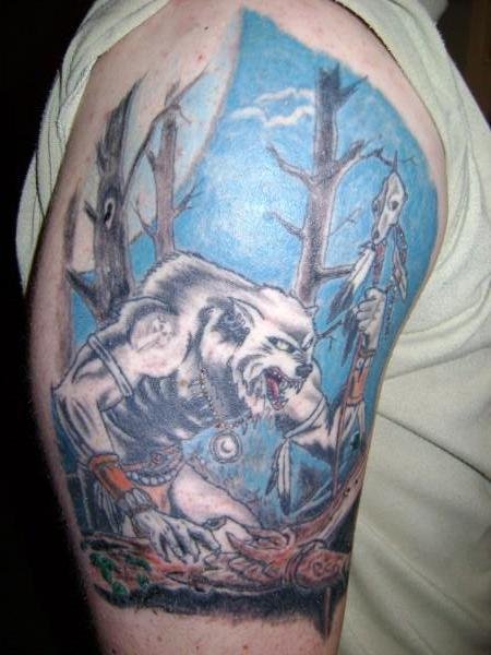 Tatuaggio colorato sul deltoide il lupo mannaro