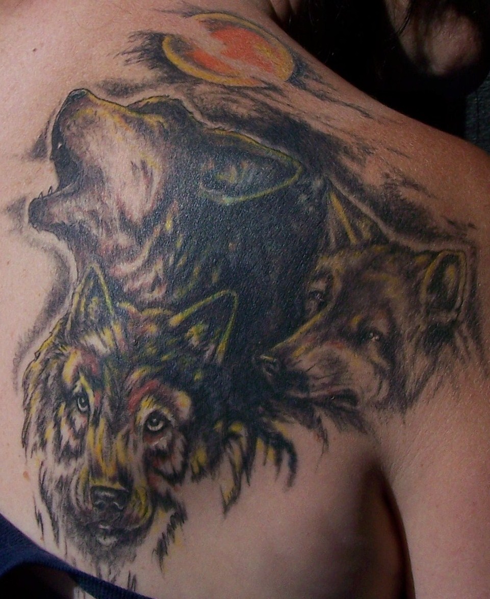 Tatuaggio colorato sulla spalla i lupi