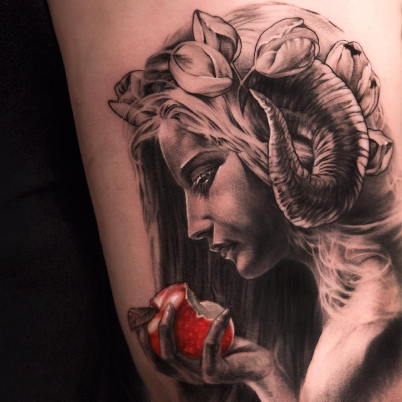 Wunderschönes im 3D Stil farbiges Porträt der Frau Teufel mit rotem Apfel Tattoo