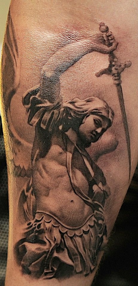 meraviglioso arcangelo con spada tatuaggio sul braccio