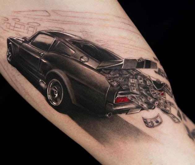 Tatuaje  de coche negro con mucho dinero