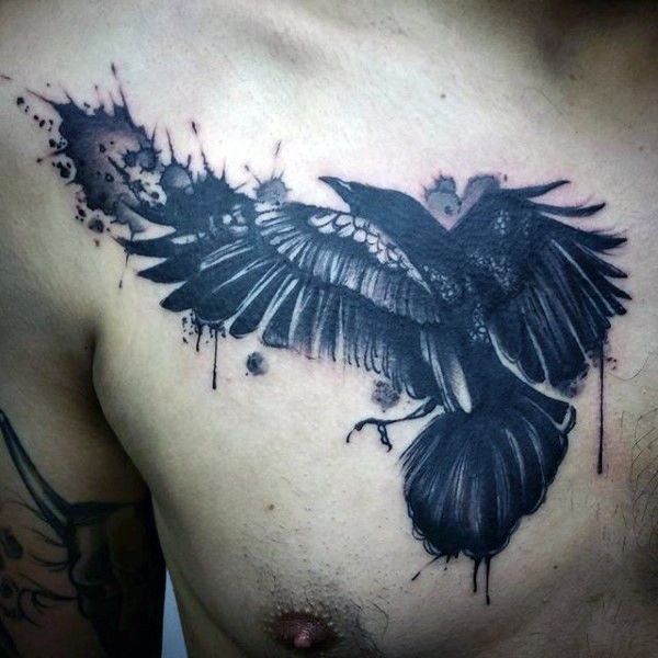 Wunderbare schwarze große fliegende Krähe Tattoo an der Brust