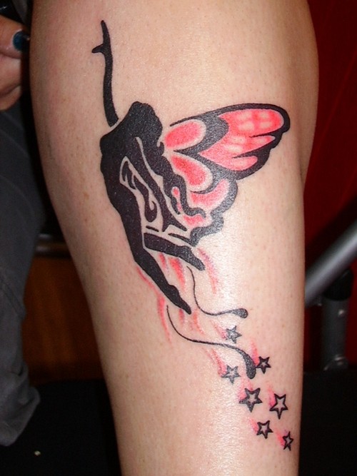 Tatuaje en la pierna,
hada negra con alas rojos