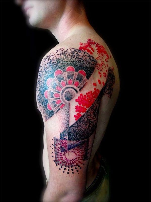 bellissimo rosso nero modello tatuaggio sul braccio