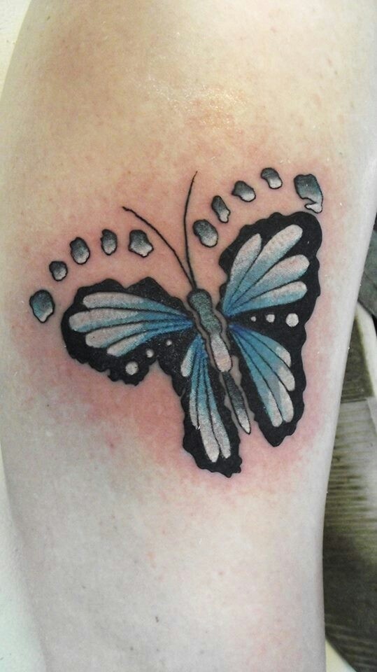 bellissima forma farfalla blu di piede di bambino tatuaggio