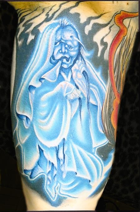 Tatuaje en la pierna, fantasma horroroso azul brillante