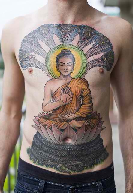 Wunderbarer Buddha sitzt auf Lotus und Schlange Tattoo