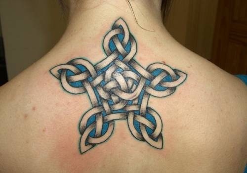 Tatuaje en la espalda, estrella de nudos celtas