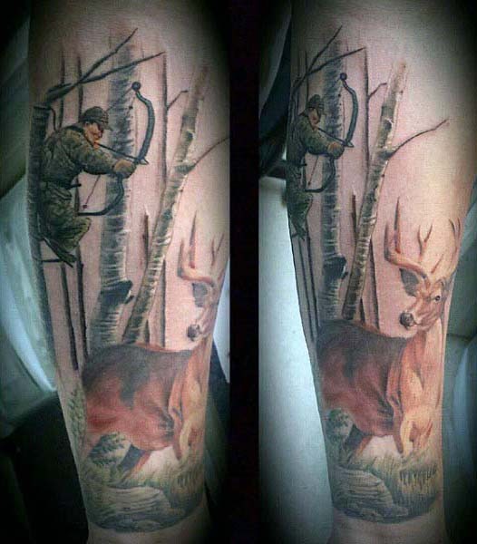 Tatuaje en el antebrazo, cazador con ciervo en el bosque
