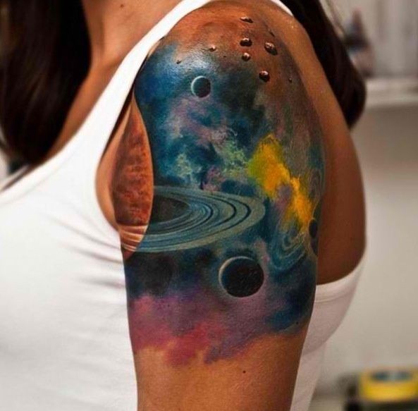 Tatuaje en el brazo, cosmos con planetas pequeñas