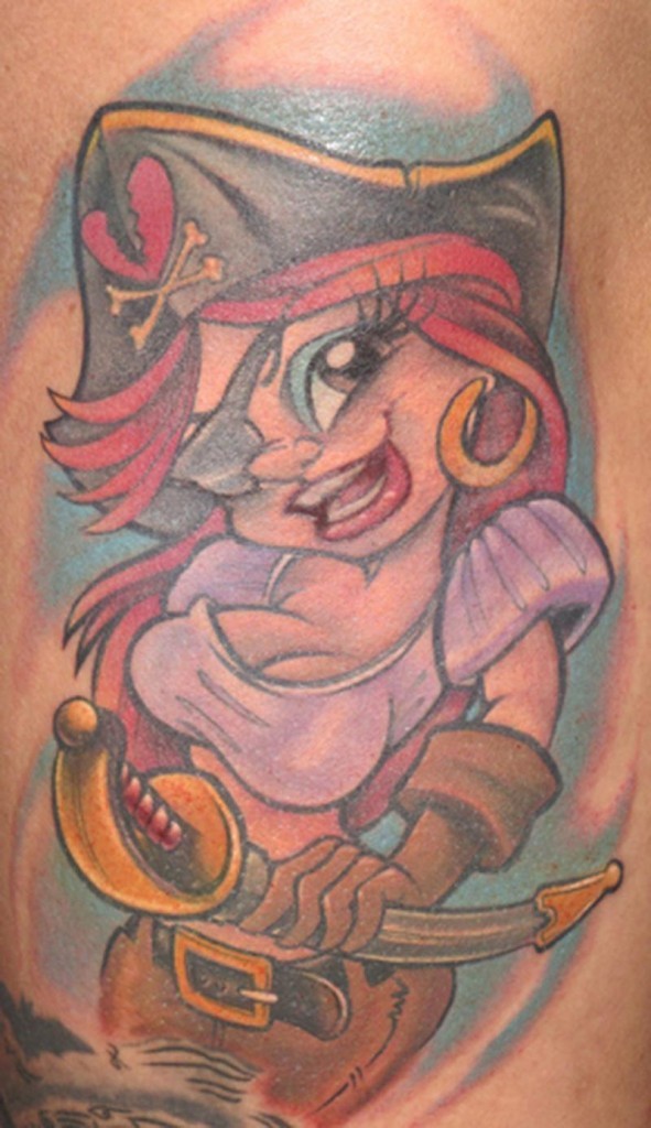 Wunderschönes farbiges sexy Piratenmädchen Tattoo an der Schulter