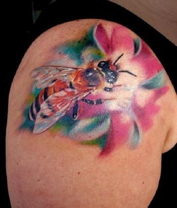 Wunderbare bunte Biene mit Blume Tattoo