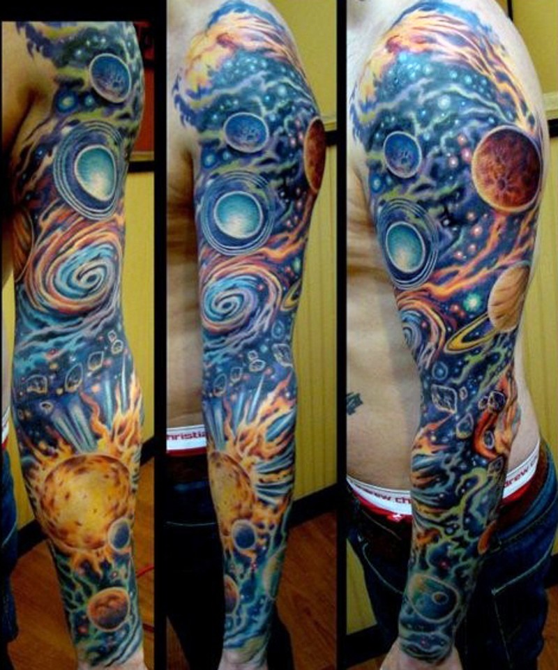 Tatuaje en el brazo completo,
 espacio extraterrestre fantástico multicolor