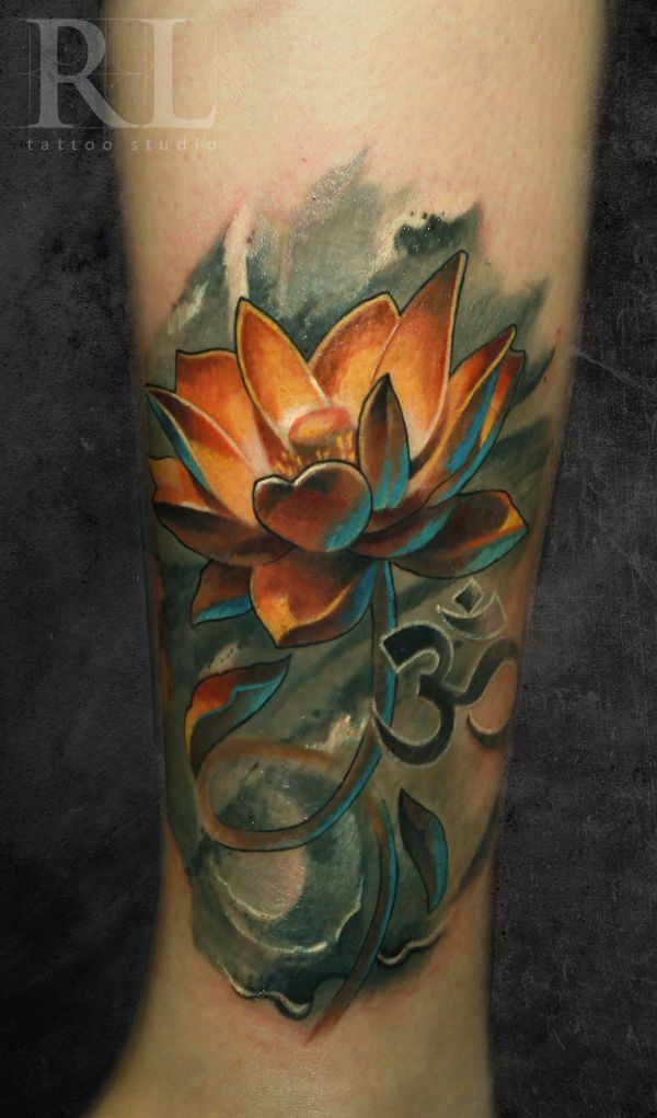 Tatuaje en la pierna, loto dorado y jeroglífico