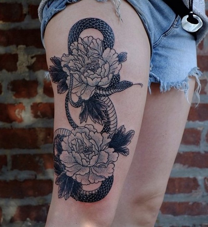 Wunderbares kombiniertes schwarzweißes Tattoo mit Schlange und Blumen am Oberschenkel