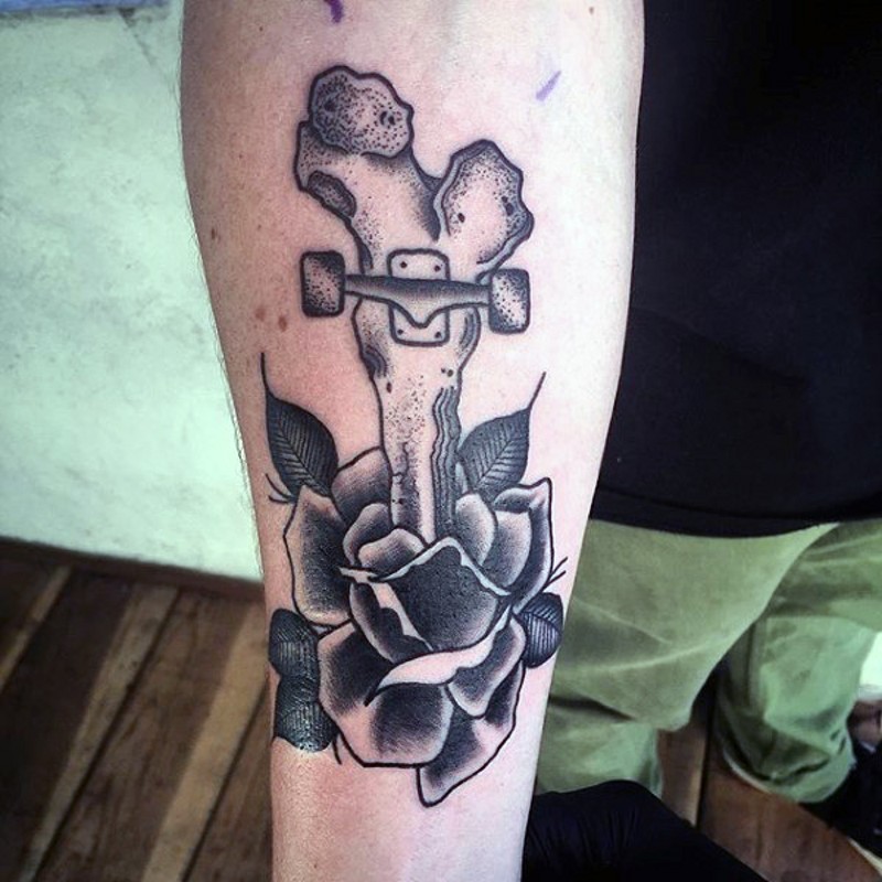 Wunderbarer Stein  mit Skateboard und Blume Tattoo am Arm