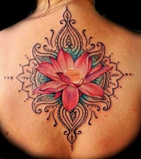 Tatuaje en la espalda, loto de color rosa apagado