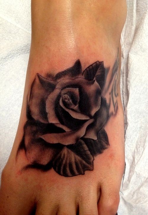 Tattoo von wunderschöner dunkler Blume auf dem Fuß für Mädels