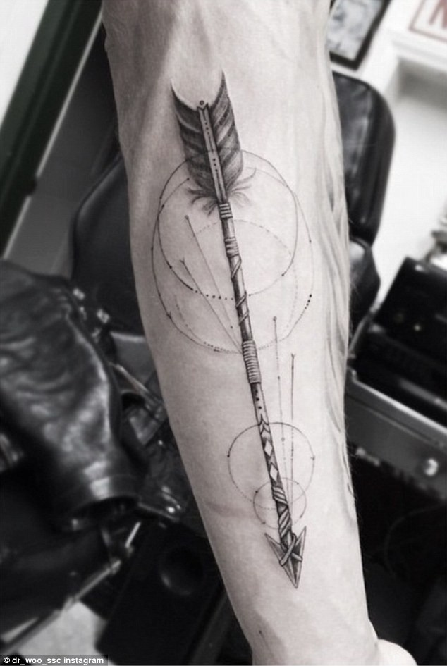 bellissima freccia nera geometrica tatuaggio