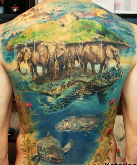 Tatuaje en la espalda, elefantes en la tortuga