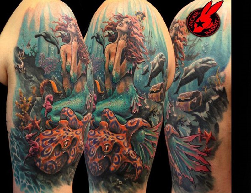 Tatuaje en el brazo, sirena atractiva en el mundo subacuático
