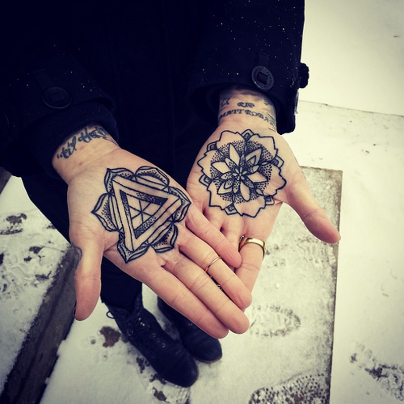 bellissimo dipinto nero e bianco fiori ornamento tatuaggio su due mani