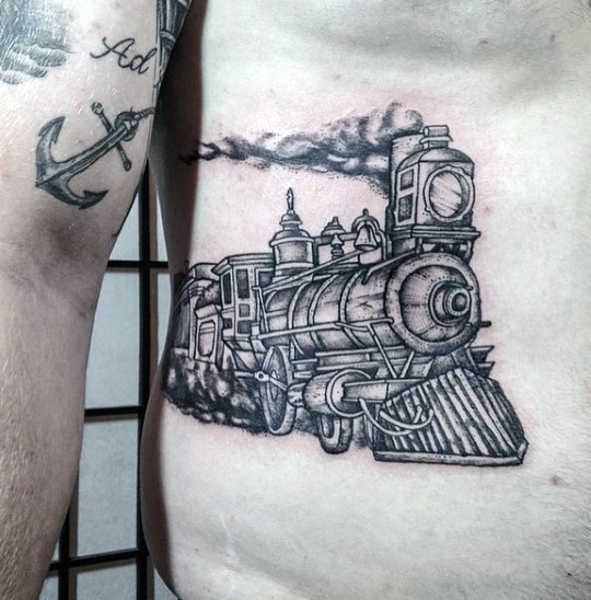 Tatuaje en el costado, tren impresionante detallado de colores negro y blanco