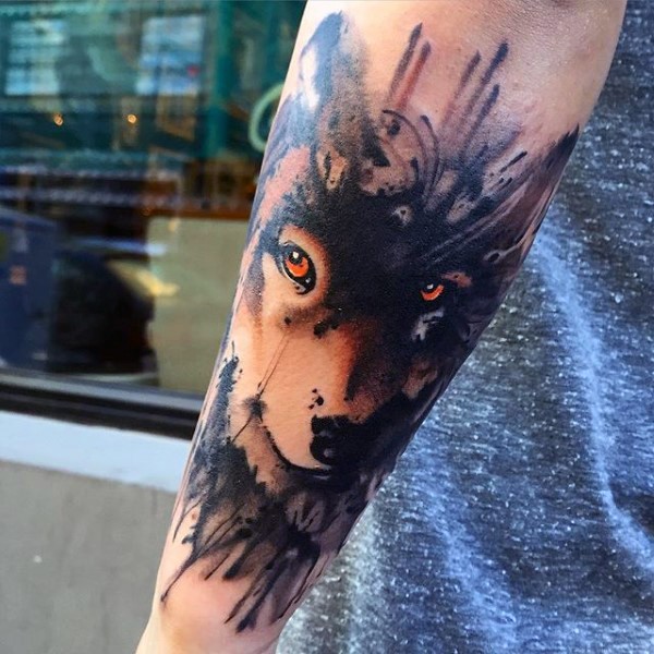 Wunderbares gemaltes farbiges Tattoo Wolf am Arm