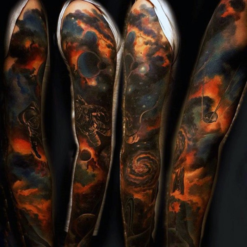 Tatuaje en el brazo completo,  galaxia profunda estupenda de varios colores