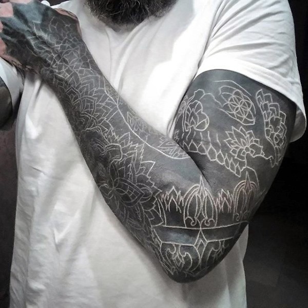 Tatuaje en el brazo, flores diferentes extraordinarias de tinta blanca