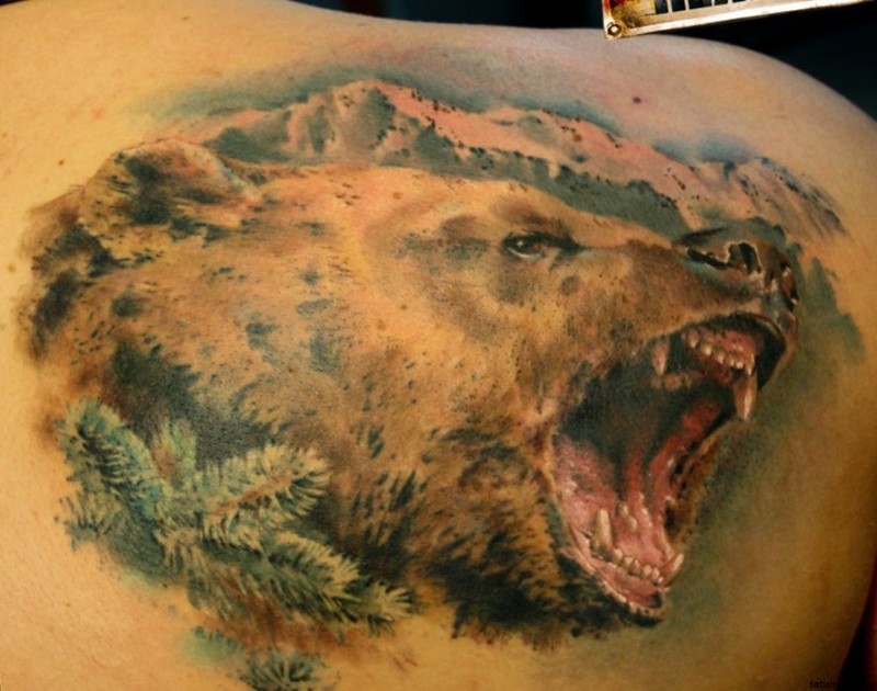 Tatuaje en el hombro, oso ruge, montañas