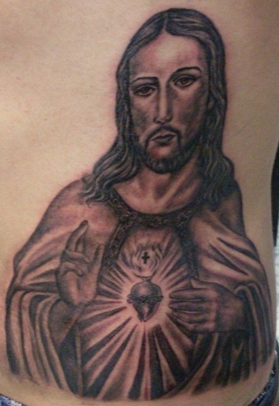 Tatuaje de jesús en las costillas