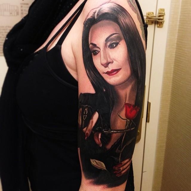 Tatuaje en el brazo, mujer preciosa con tijeras y rosa  de película famosa