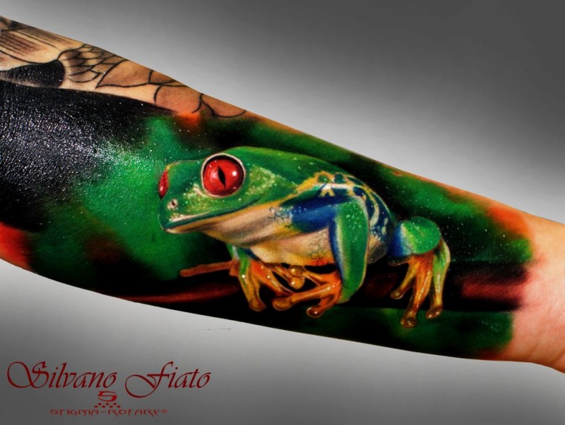 Tatuaje en el antebrazo,
rana verde, colores fantásticos