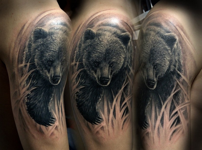 Wonderful running bear tattoo on shoulder