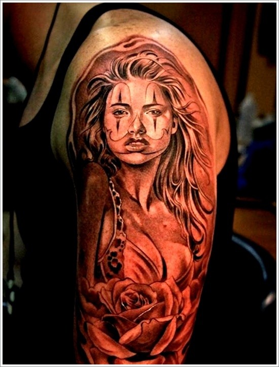 Tatuaje en el brazo, diseño de mujer hermosa, colores gris y negro