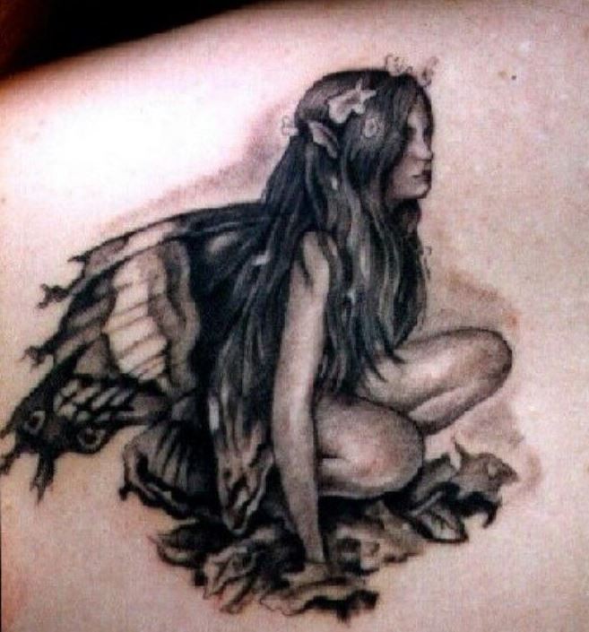 bellissima fata seduta tatuaggio
