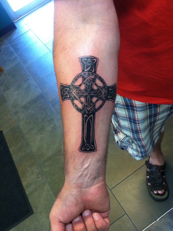Tatuaje en el antebrazo, cruz celta increíble, tinta negra - Tattooimages.biz