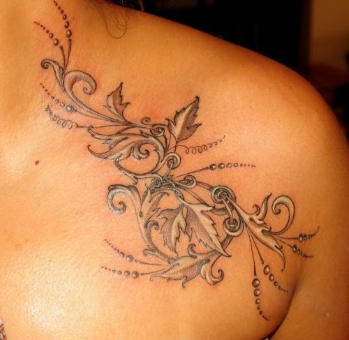 Tatuaje en la espalda,
vid elegante hermosa