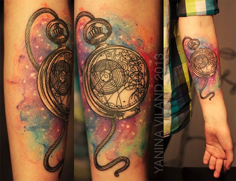 bellissima antica colorato orologio di tasca  tatuaggio su braccio