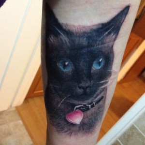 bellissimo acquerello gatto nero tatuaggio sulla gamba