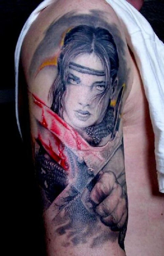 Tatuaje en el brazo, guerrera linda con espada en sangre