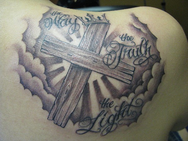 Tatuaje en el hombro,
cruz de madera y cielos