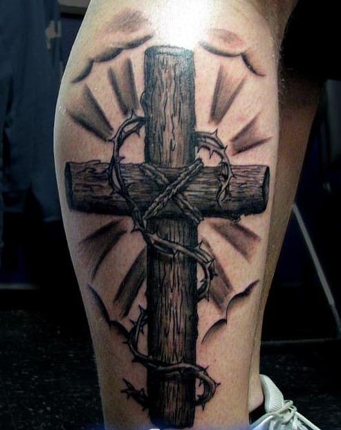 croce di legno con ramo spinoso tatuaggio a mezza manica