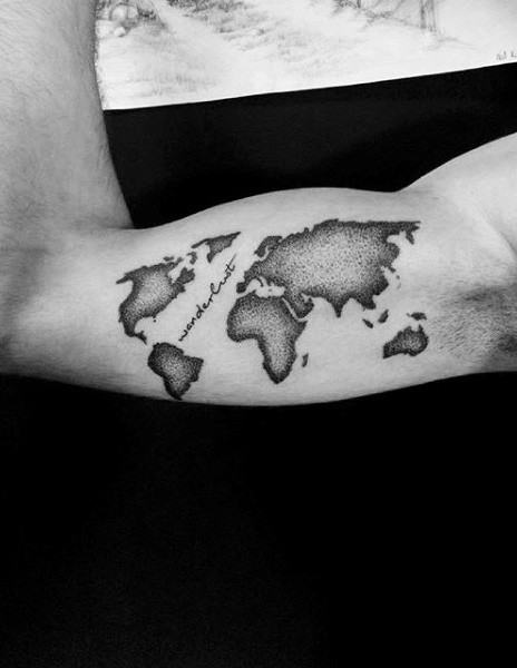 Weltkarte schwarzweißes Tattoo am Bizeps mit Schriftzug