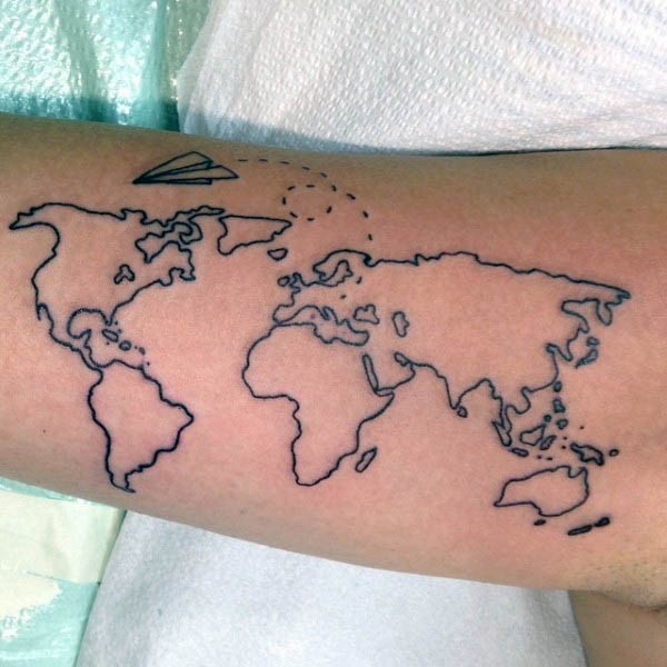 Weltkarte schwarzes Tattoo an der Schulter Länge mit Papierflugzeug
