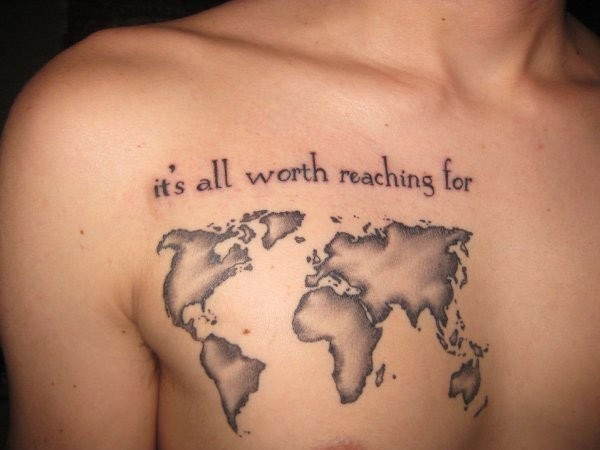 Tatuaje en el pecho, 
mapa del mundo simple con inscripción