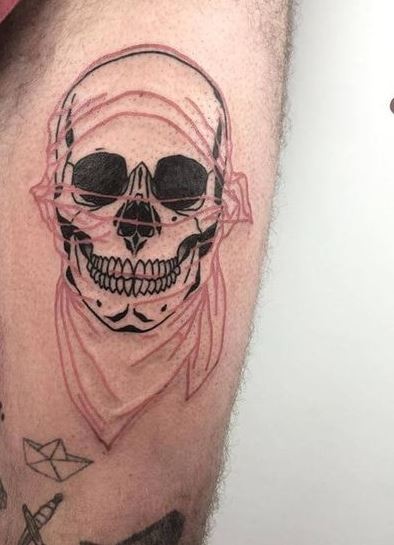 X-ray como tatuagem colorida de crânio humano com bandana