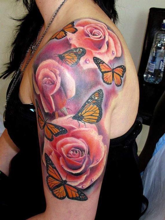 Tatuaje en el brazo, bandada de mariposas hermosas entre rosas suaves